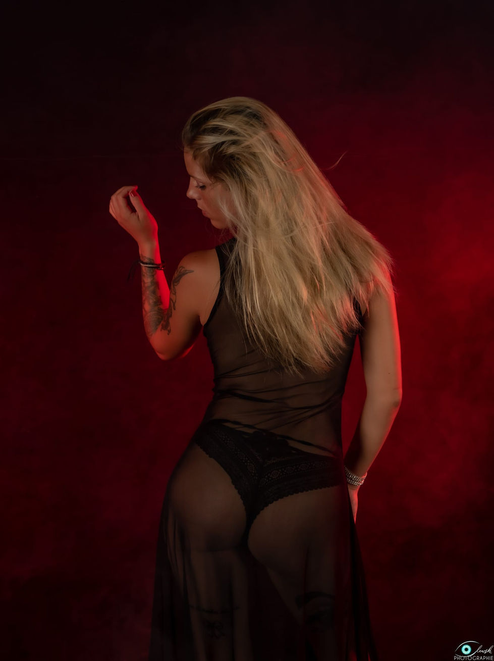 Photographie portrait glamour d'une jeune femme posant en studio