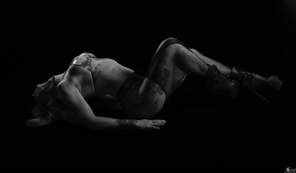 Photographie portrait clair-obscur d'une femme en lingerie