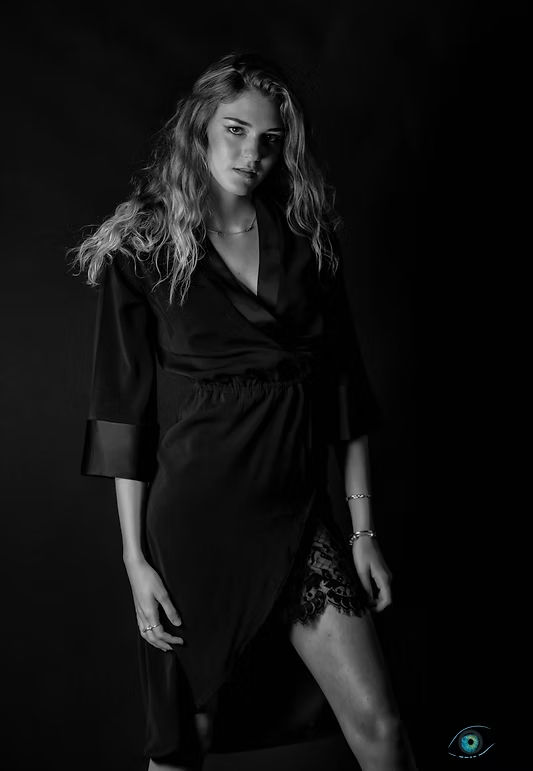 Photographie portrait d'une jeune femme posant en studio