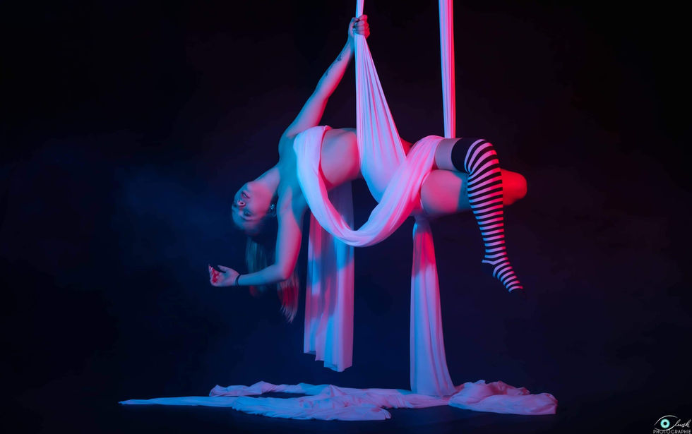 Photographie portrait acrobatie aérienne artistique d'une femme suspendue à des draps