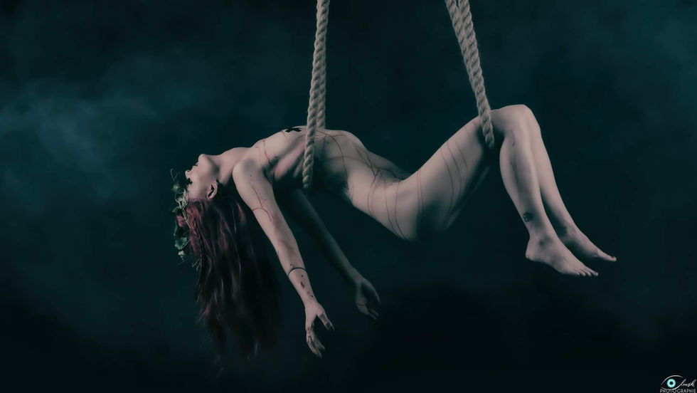 Photographie portrait acrobatie aérienne artistique d'une femme suspendue à des cordes