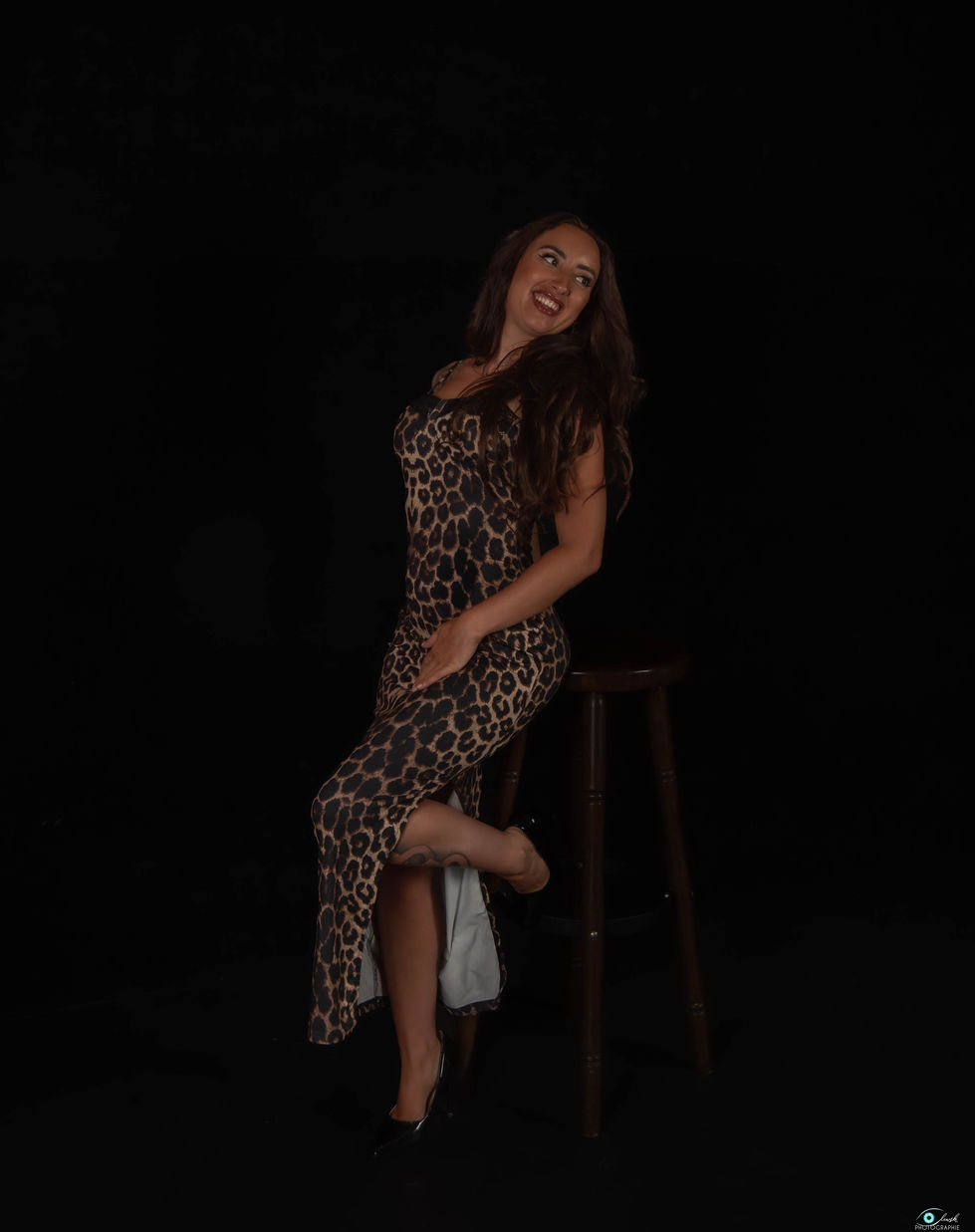 Photographie portrait glamour d'une jeune femme posant en studio