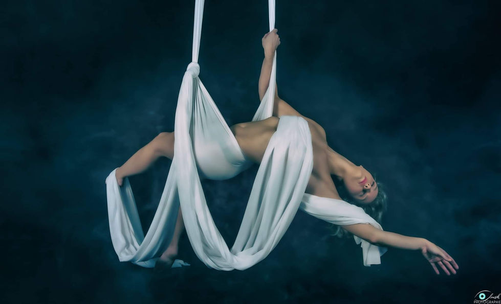 Photographie portrait acrobatie aérienne artistique d'une femme suspendue à des draps