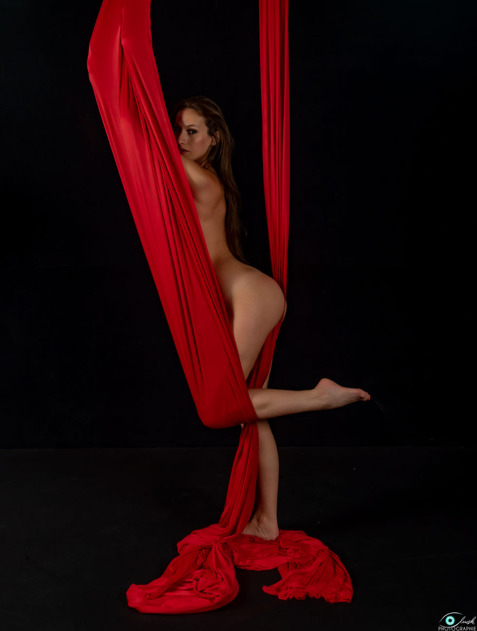 Photographie portrait acrobatie aérienne artistique d'une femme suspendue à des draps