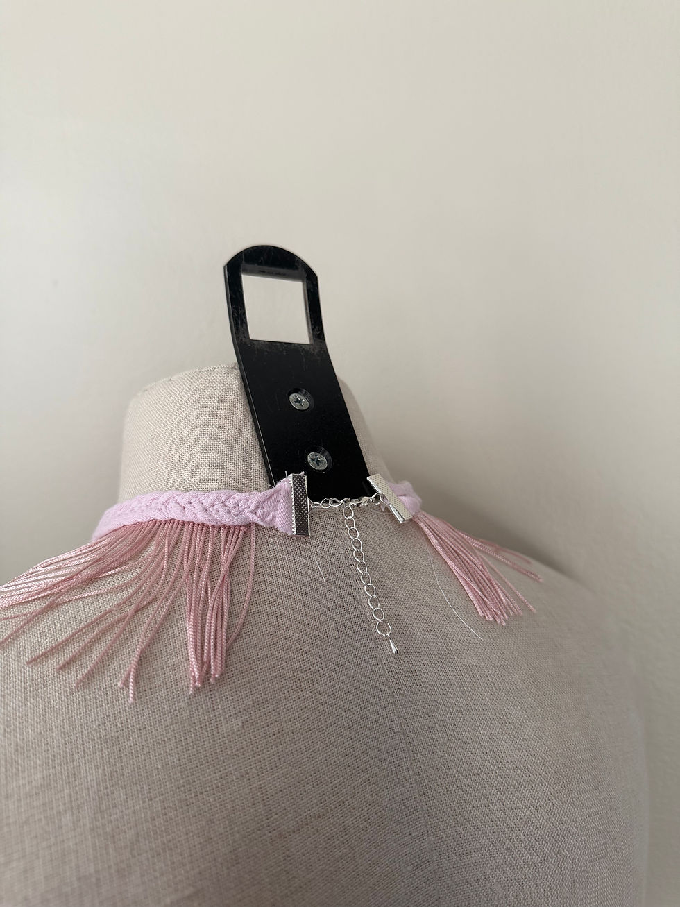 Thumbnail: fringe collar