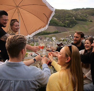 Anstoßen Gruppe Troseblick_edited.jpg