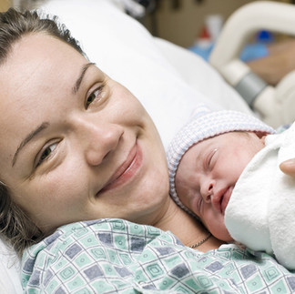 Mutter hält Neugeborenes nach der Geburt