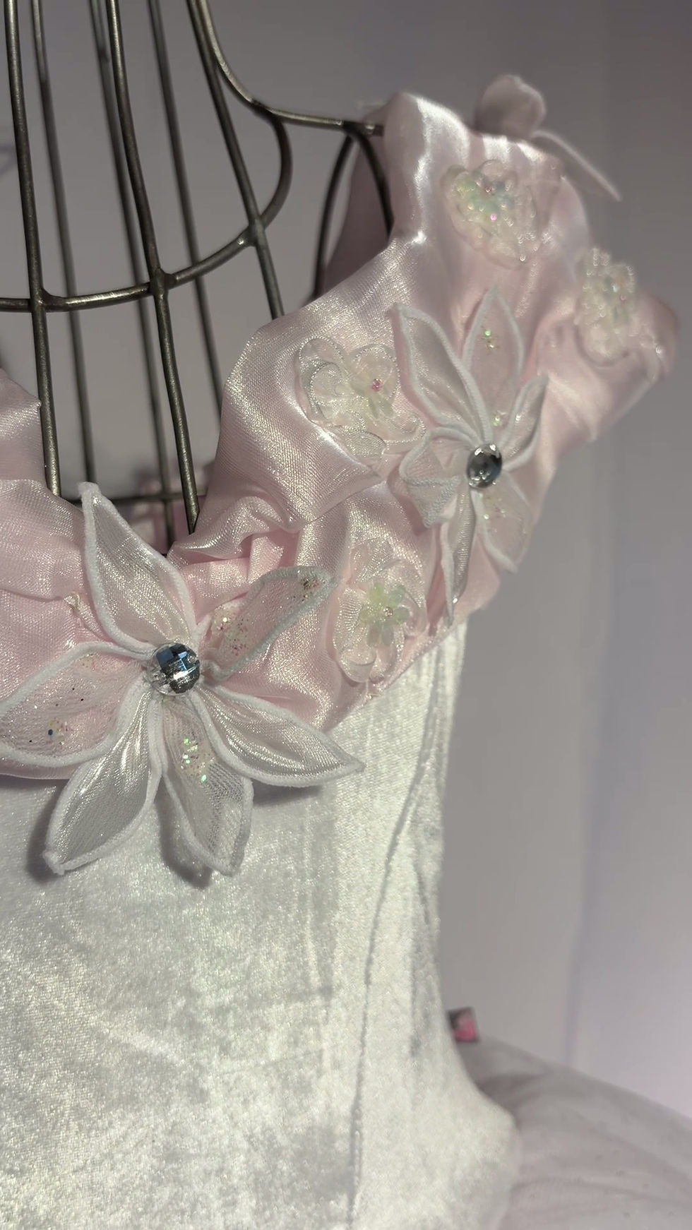 Thumbnail: Schneeweisses Prinzessinnenkleid für Kinder mit Glitzertüll-Rock und elegantem Samtoberteil, Video