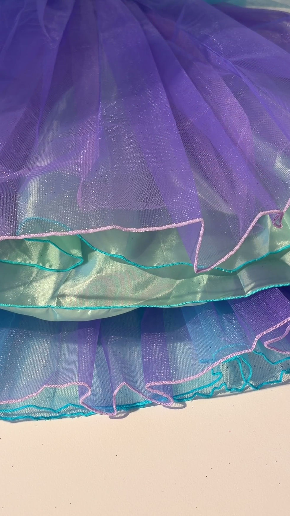 Thumbnail: Türkises Prinzessinnenkleid für Kinder mit schimmerndem Tüllrock und zarten Organza-Blüten, Video