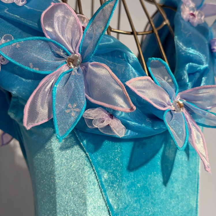 Thumbnail: Türkises Prinzessinnenkleid für Kinder mit schimmerndem Tüllrock und zarten Organza-Blüten, Detailansicht
