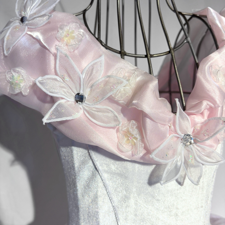 Thumbnail: Schneeweisses Prinzessinnenkleid für Kinder mit Glitzertüll-Rock und elegantem Samtoberteil, Detailansicht