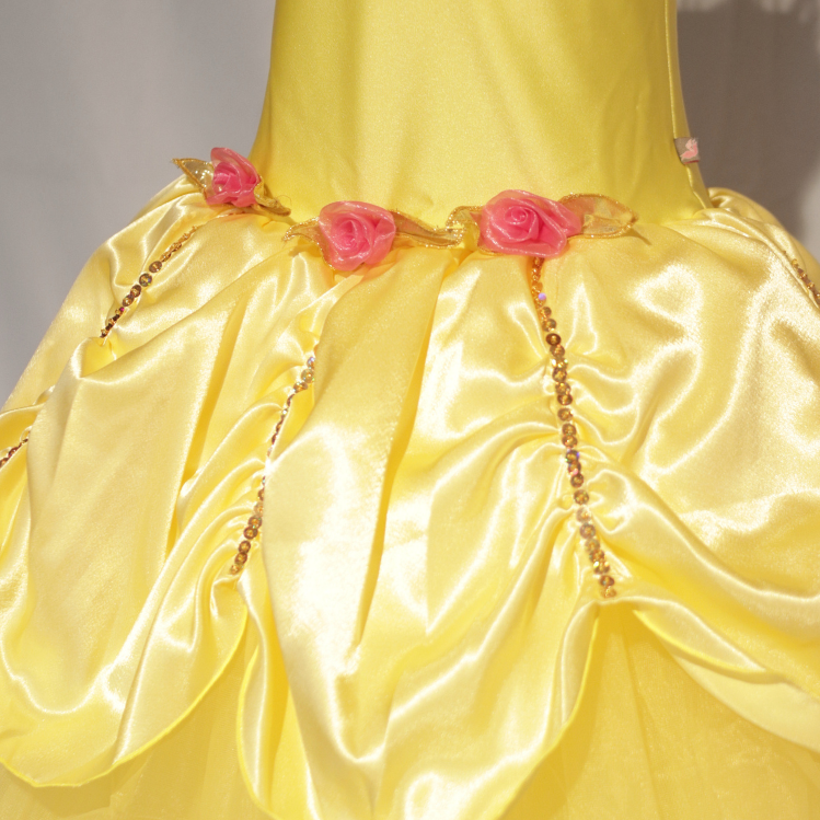 Miniaturbild: Goldgelbes Prinzessinnenkleid für Kinder mit glockigem Tüllrock und pinken Blumen-Details, Detailansicht