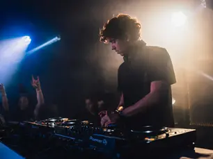 Un DJ mix dans une dicotheque