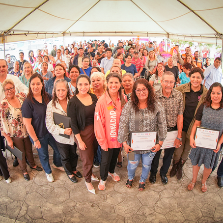 Atienden Aulas Móviles AT&T de la Nueva Ruta a más de 1,700 personas con servicios educativos
