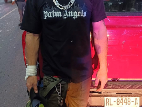 Detienen a individuos en Monterrey por arrojar residuos en la vía pública.