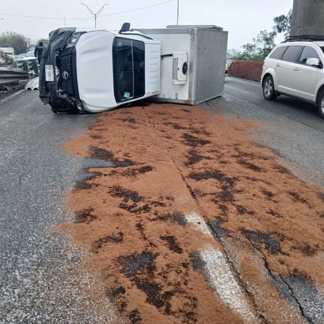 Volcadura en Constitución crea caos vial