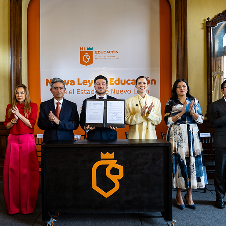 Firma Samuel García para su publicación Nueva Ley de Educación para el Estado de Nuevo León