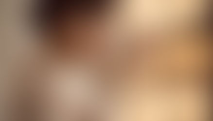 Mulher cheirando seu perfume pessoal personalizado