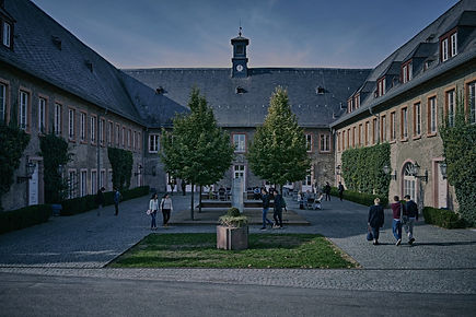 campus-schloss-03_edited.jpg