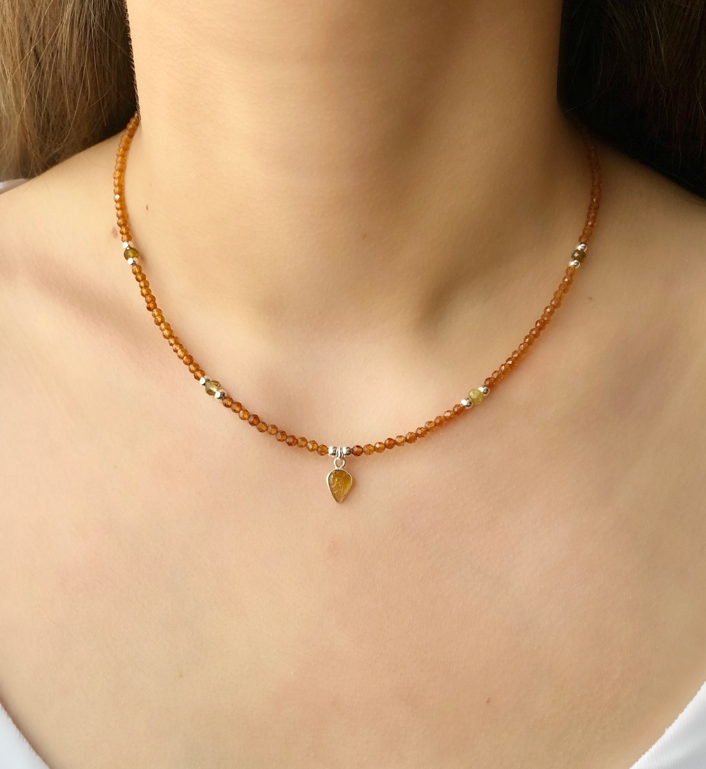 Collar granate spessartina y turmalina amarilla