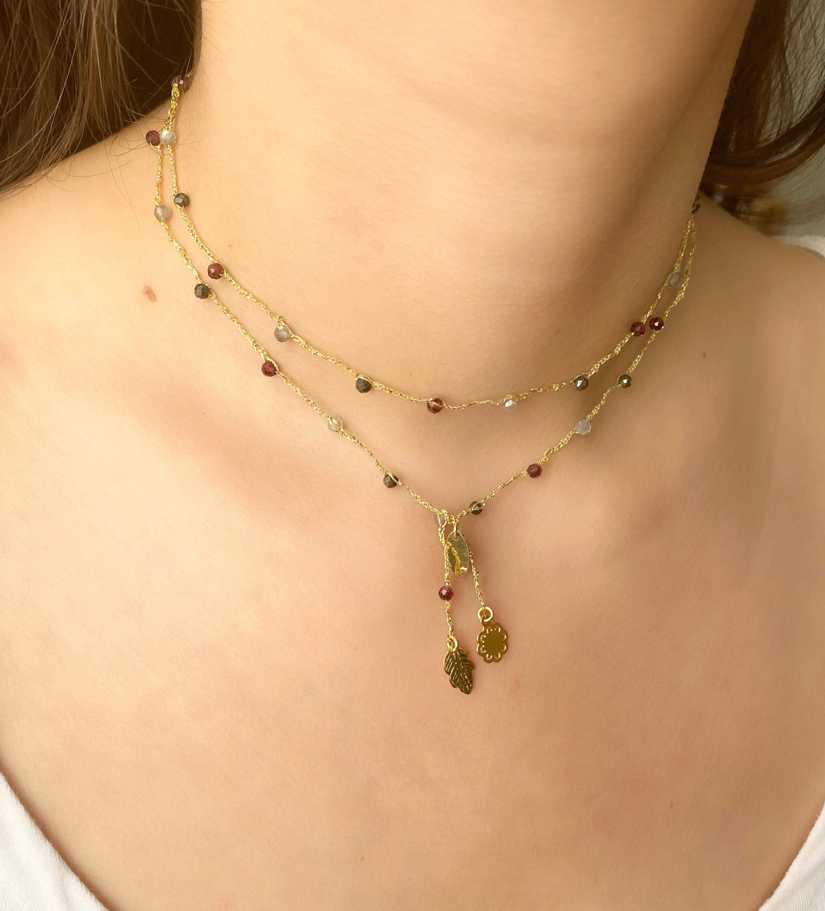 Collar tejido granate, labradorita y pirita gold