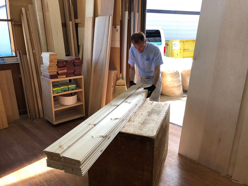キッチン扉は全ての工程、手作業なので時間がかかります。
