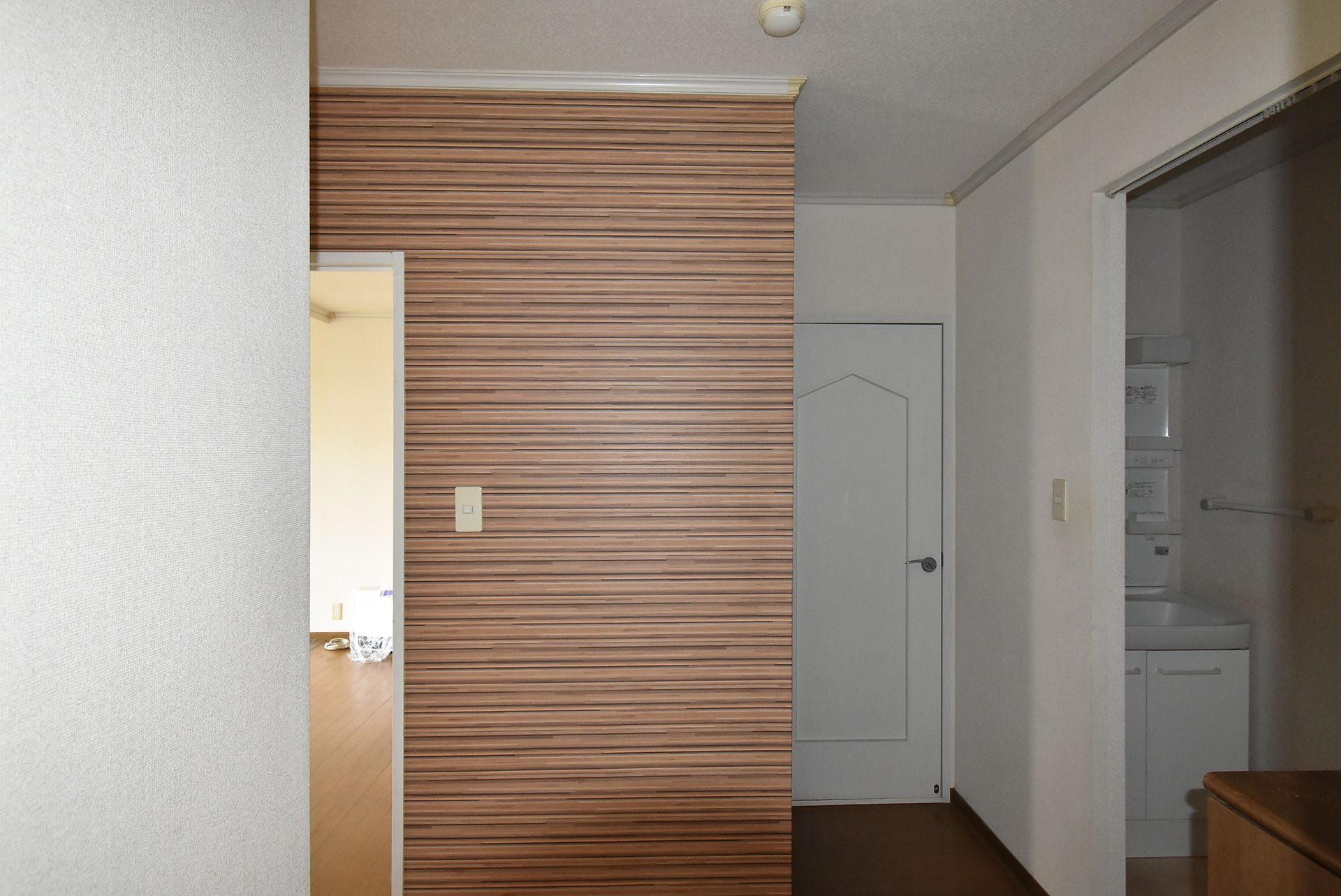 備付の玄関照明は明るさがあまりない