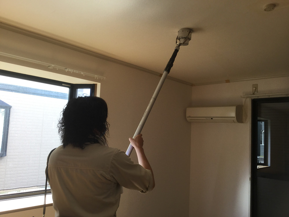 室内の火災報知器が壊れていないか、確認作業を行っています