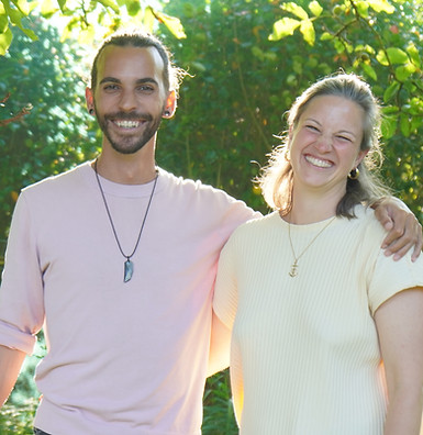Steven Solbach und Dr. Sabrina Schmitz, Arm in Arm vor einem Naturhintergrund