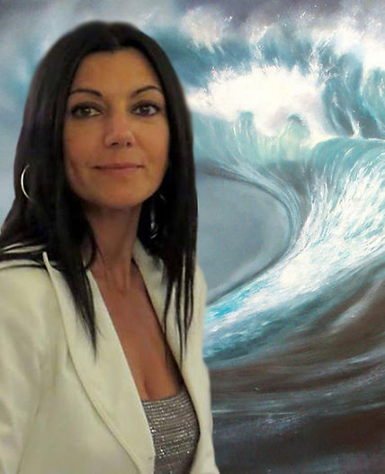 Barbara Ghisi davanti ad un suo dipinto