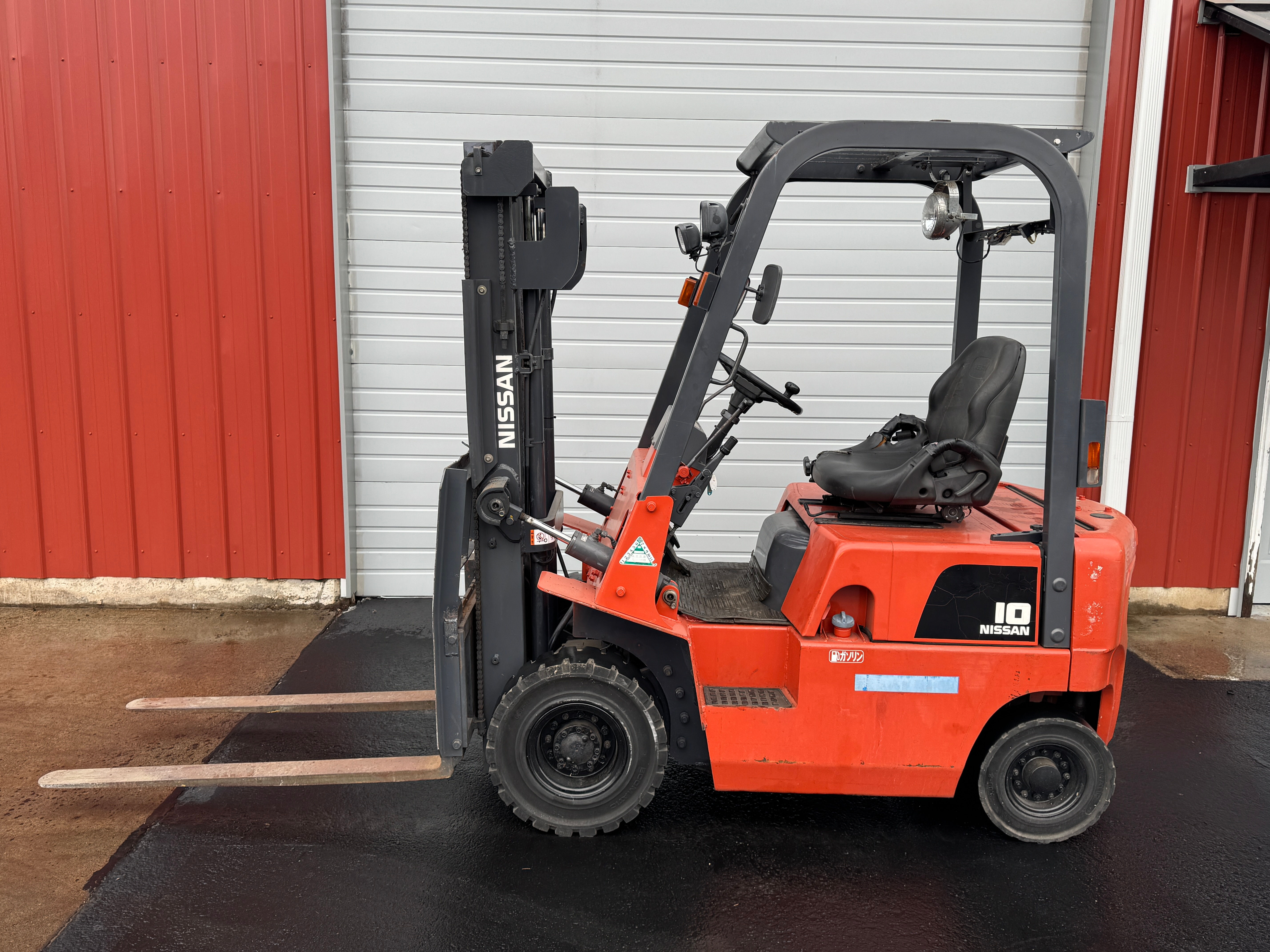 Nissan Forklift 2500 lb Capacity - Gas engine - Automatic transmission
