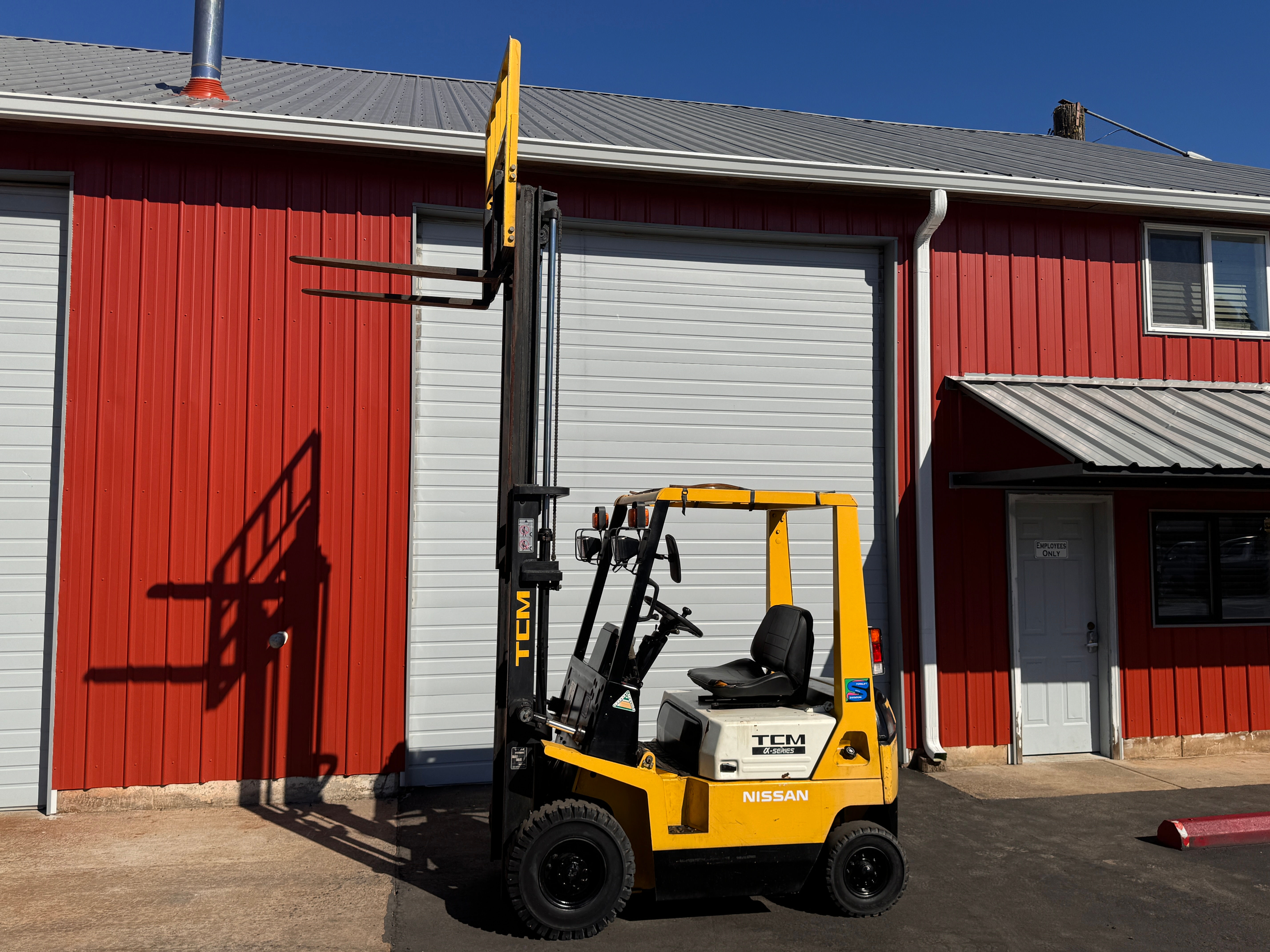 Nissan Forklift 2500 LB Capacity - Automatic transmission