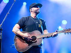 Dean Brody performing to a near sell-out audience at the 2025 edition of the annual Burt Block Party in Winnipeg.