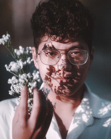 Filipino-Canadian singer-songwriter Rein's 2021 press photo.