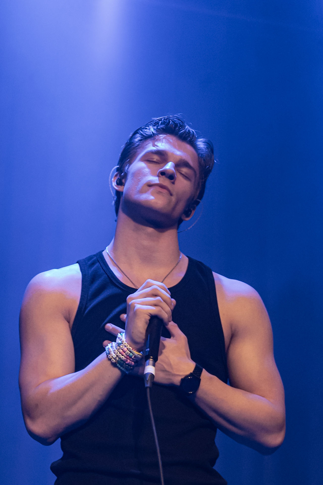 Alex Sampson performing in Winnipeg.