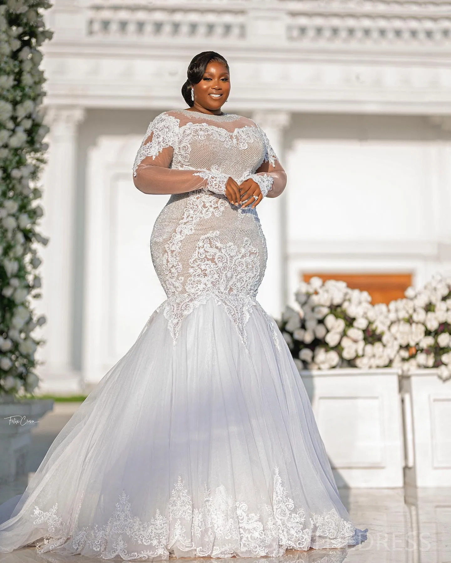 Mermaid silhouette wedding dress by @aladukeh