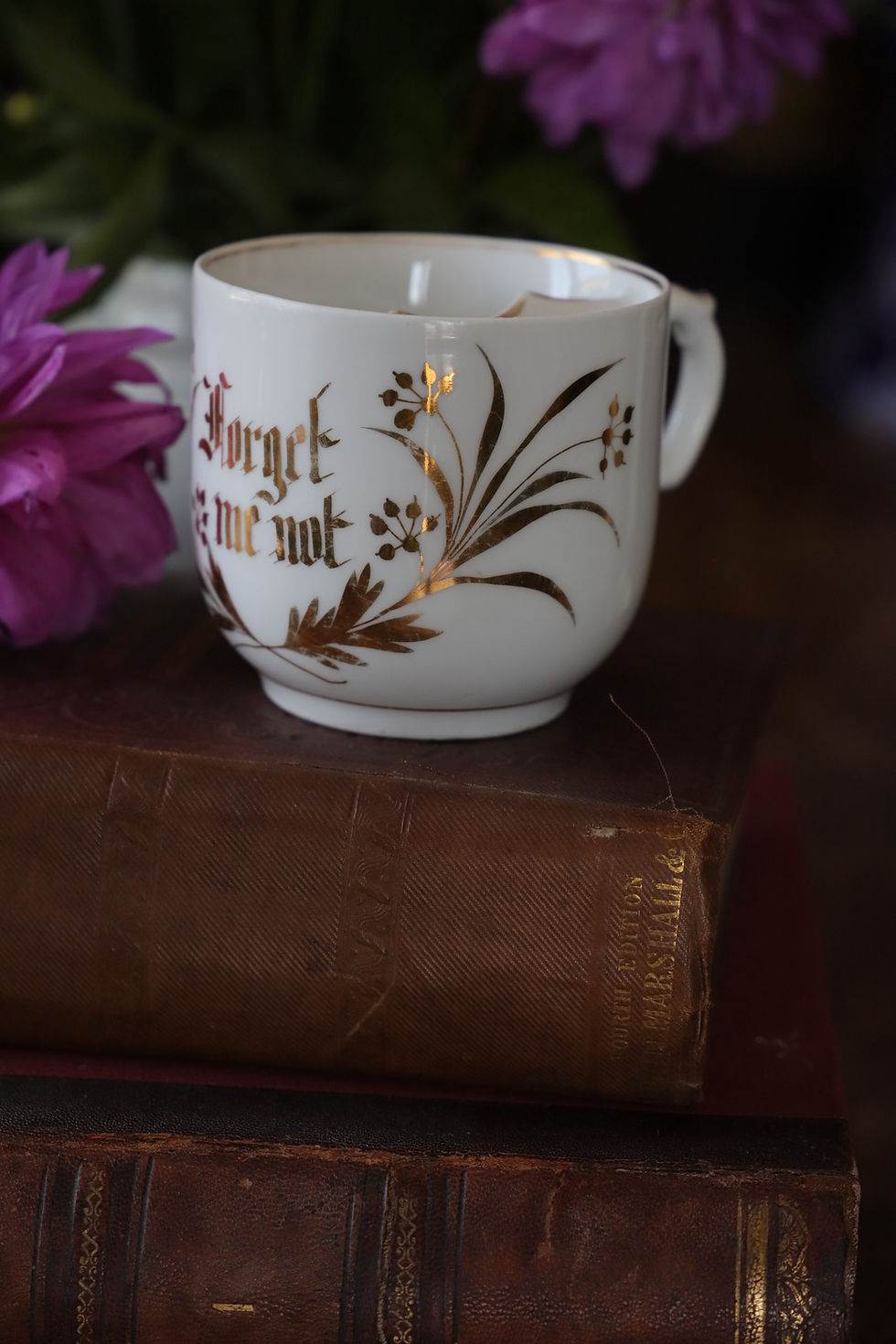 Miniature : Tasse ancienne à moustache en porcelaine