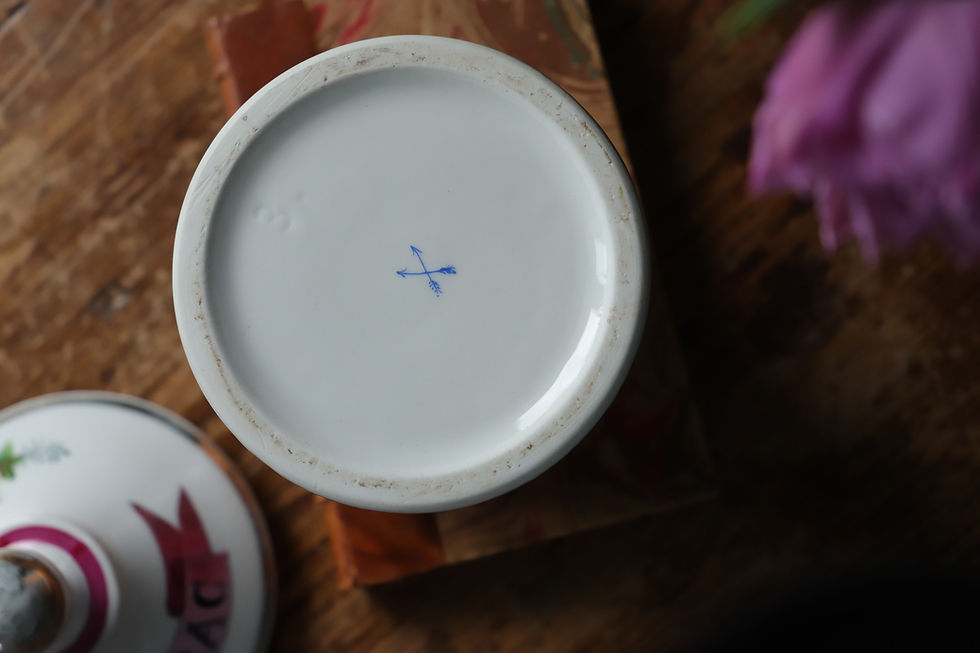 Thumbnail: Hand painted porcelain pot "Tabac"