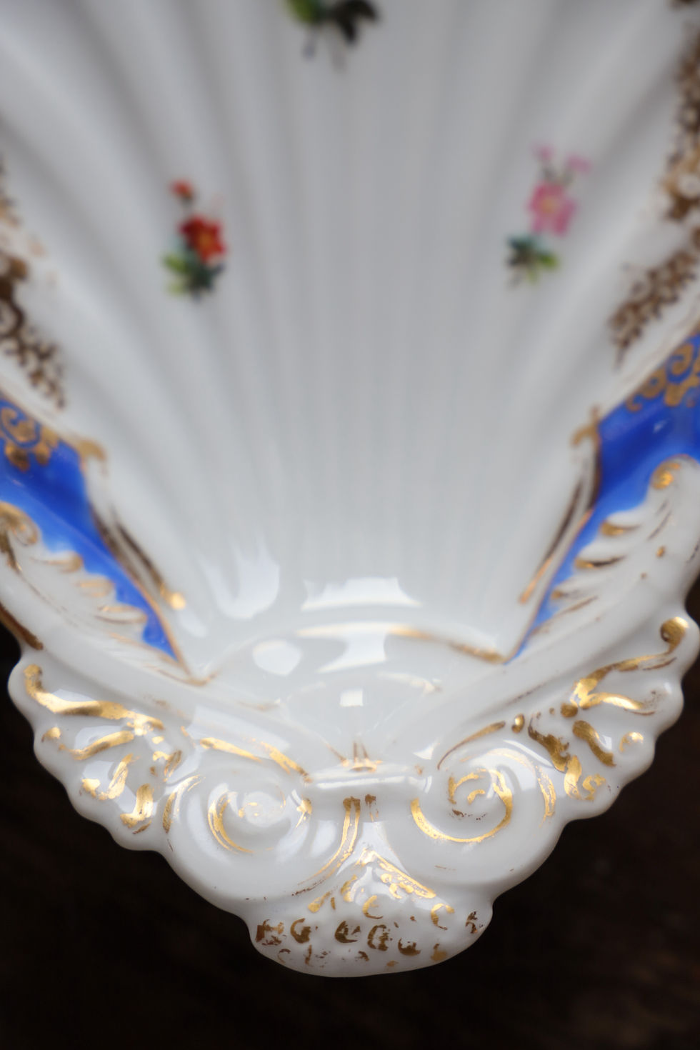 Thumbnail: Pair of 19th-century porcelain shell-shaped bowls