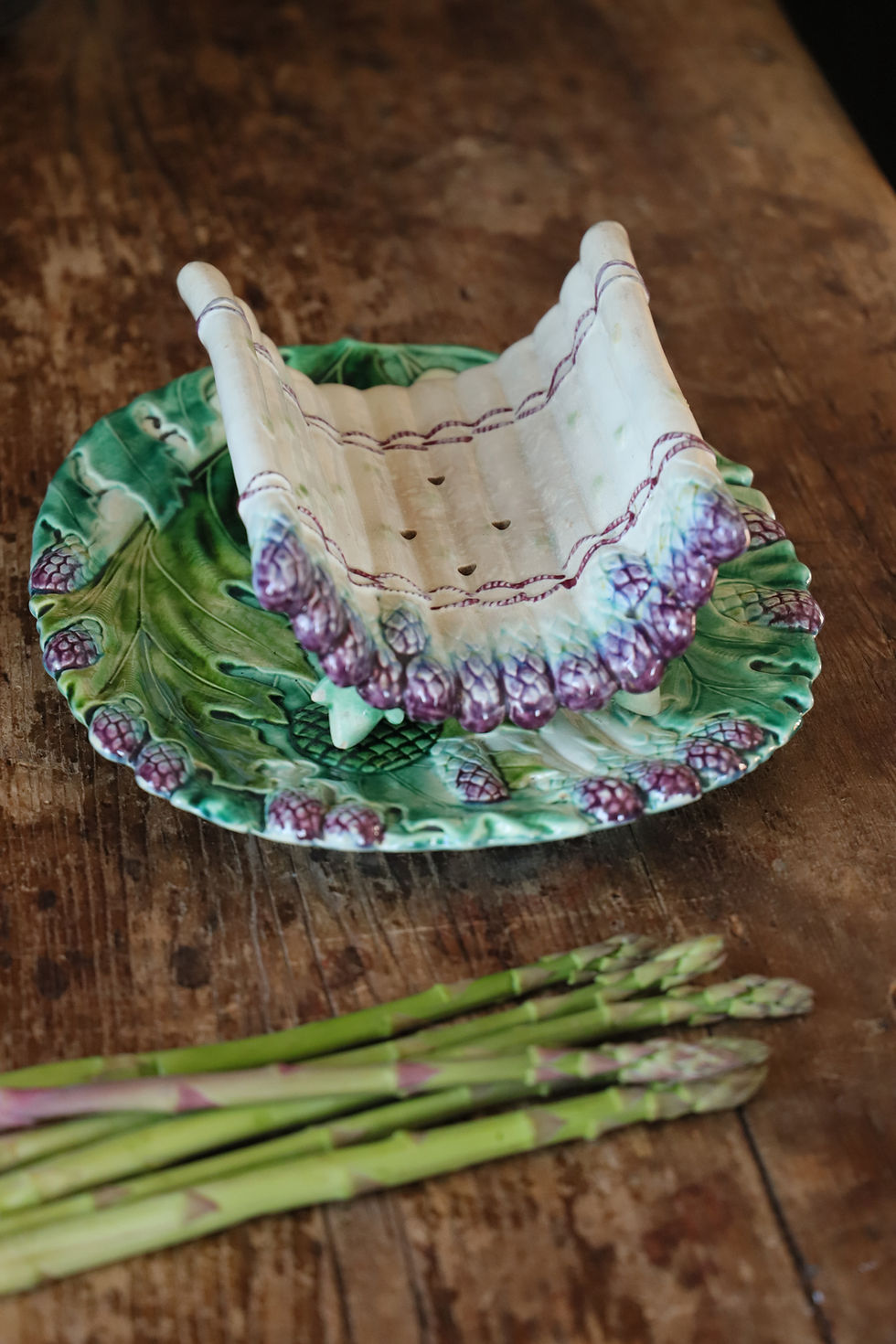 Thumbnail: Asparagus dish in majolica