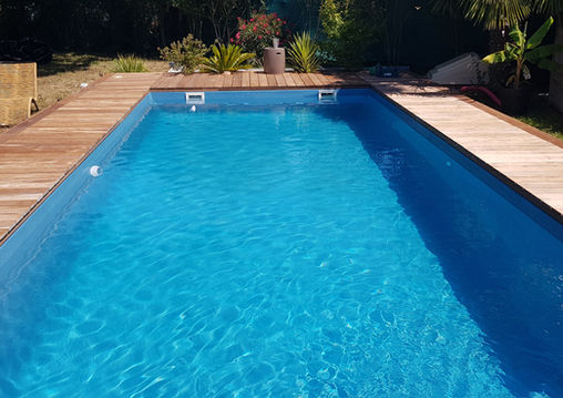 Terrasse bois exotique ipé à Lesigny (77249) autour  d'une piscine