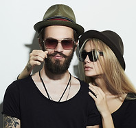 Pareja con sombreros y gafas de sol