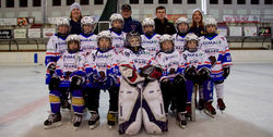 Junge Eishockeyspieler des SSV Leifers Hockey Bears mit Trainern