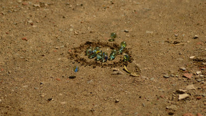 Jugando canicas en la huerta