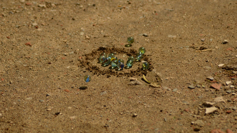 Jugando canicas en la huerta