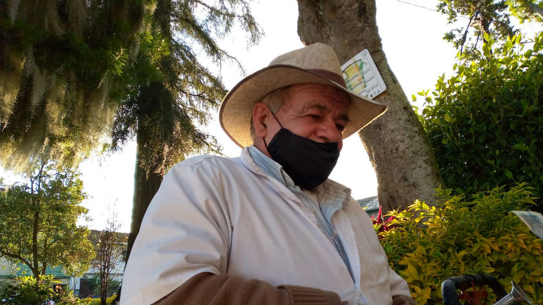 Señor vendiendo mangos en la plaza principal de Sonsón
