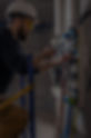 um-eletricista-trabalha-em-uma-mesa-telefonica-com-um-cabo-eletrico-de-conexao_edited.jpg