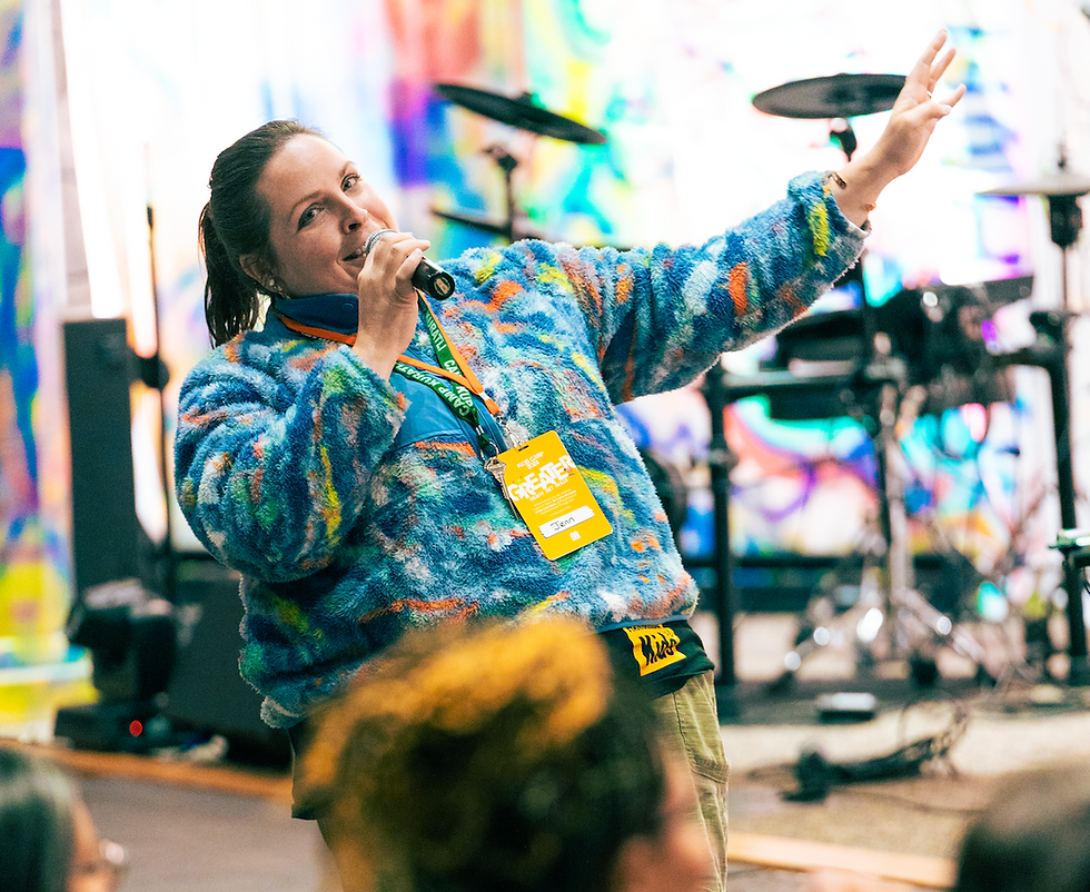 Jenn Smith enseña con entusiasmo la Biblia a los niños en el Campamento Infantil Mannahouse. Los niños se divierten aprendiendo sobre Dios y experimentando a Cristo a través del Ministerio Infantil.