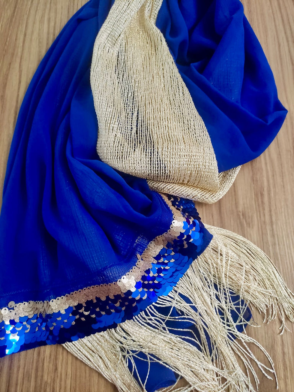 תמונה ממוזערת: מטפחת דגם נסיכה כחול וזהב עם פייטים ופרנזים