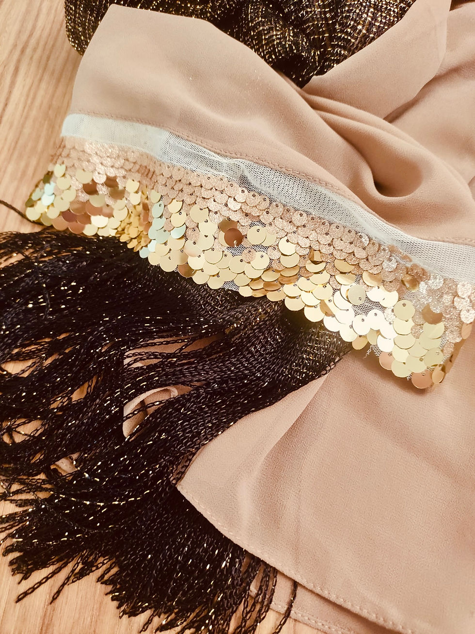 תמונה ממוזערת: דגם נסיכה: בד קאמל עם פייטים זהובים ופרנזים שחורים